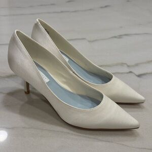 Nine West Pumps Size 6 Ivory Satin Pointy Toe NWOB